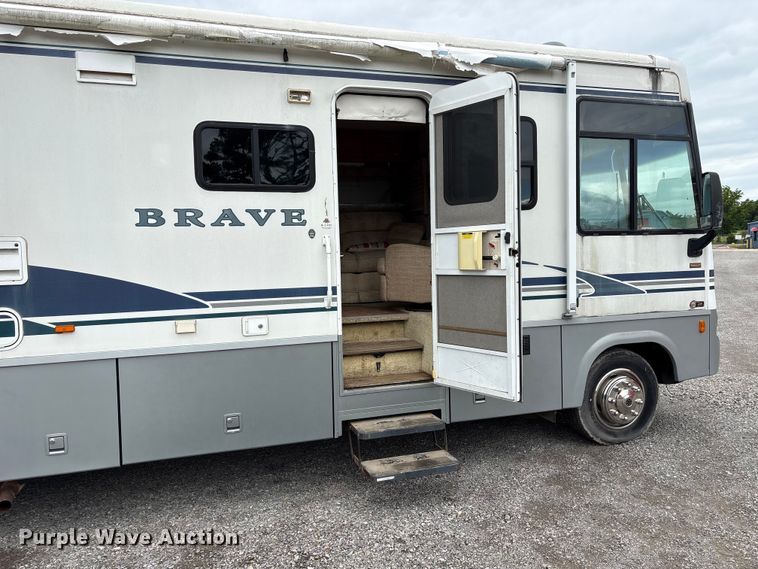 image for item EQ8024 2004 Winnebago Workhorse W22 RV