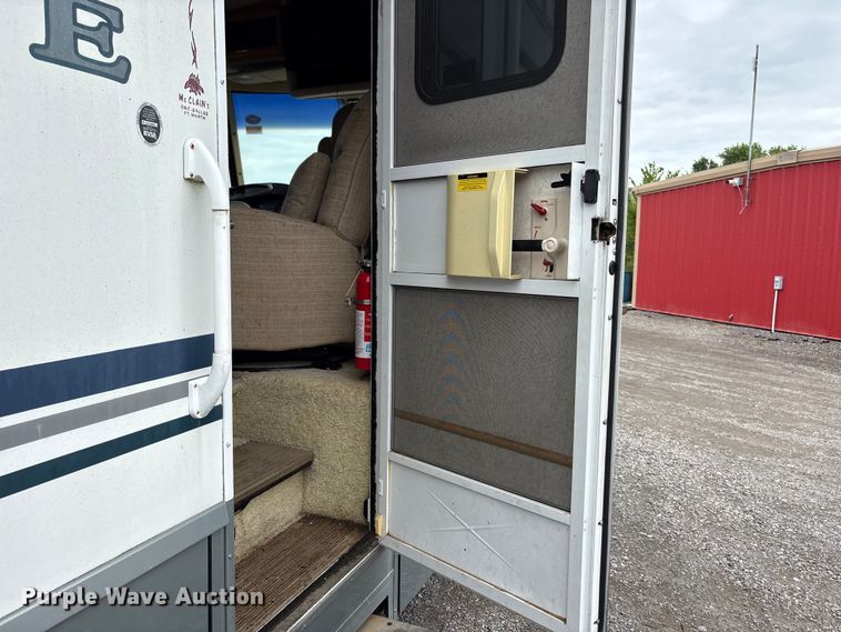 image for item EQ8024 2004 Winnebago Workhorse W22 RV