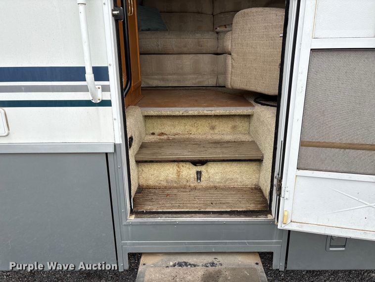 image for item EQ8024 2004 Winnebago Workhorse W22 RV
