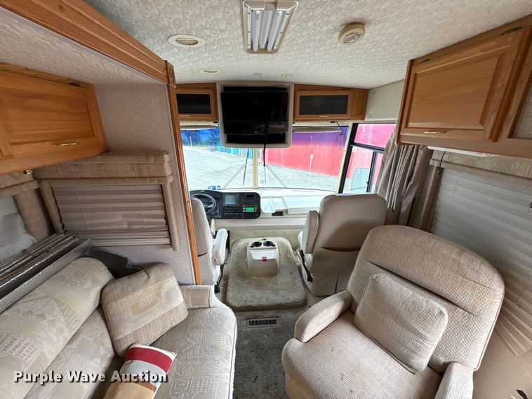 image for item EQ8024 2004 Winnebago Workhorse W22 RV