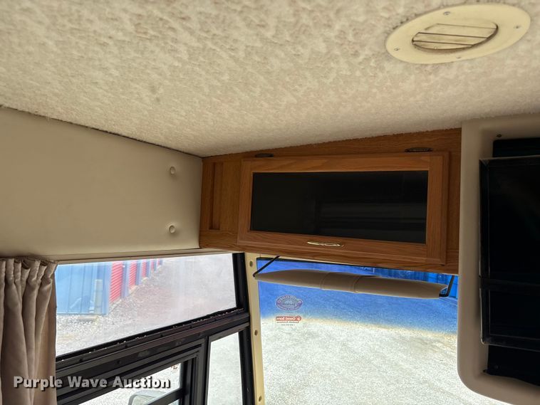 image for item EQ8024 2004 Winnebago Workhorse W22 RV