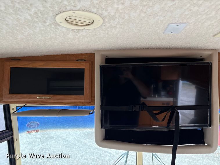 image for item EQ8024 2004 Winnebago Workhorse W22 RV