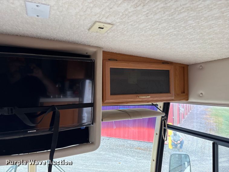 image for item EQ8024 2004 Winnebago Workhorse W22 RV