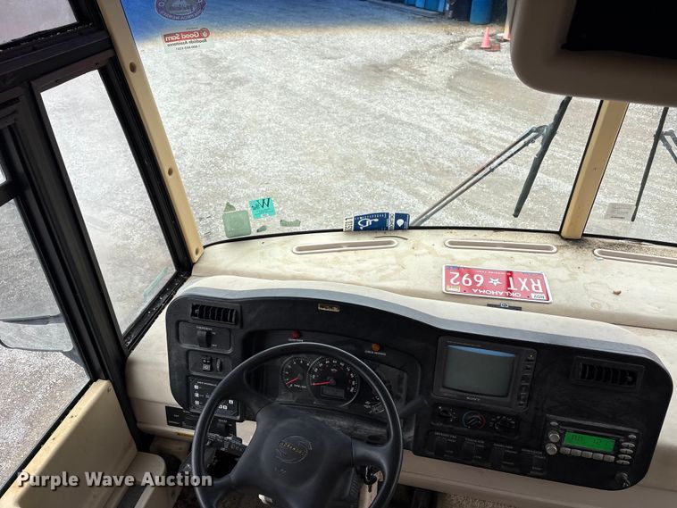 image for item EQ8024 2004 Winnebago Workhorse W22 RV