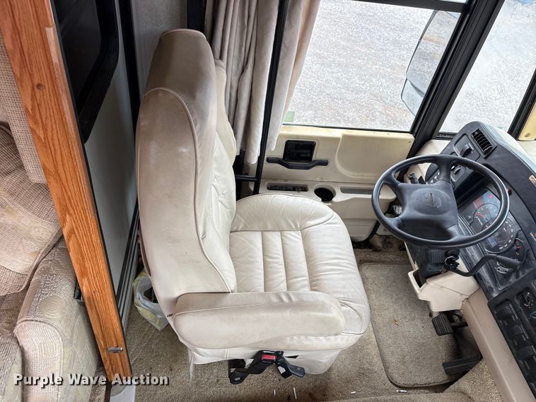 image for item EQ8024 2004 Winnebago Workhorse W22 RV