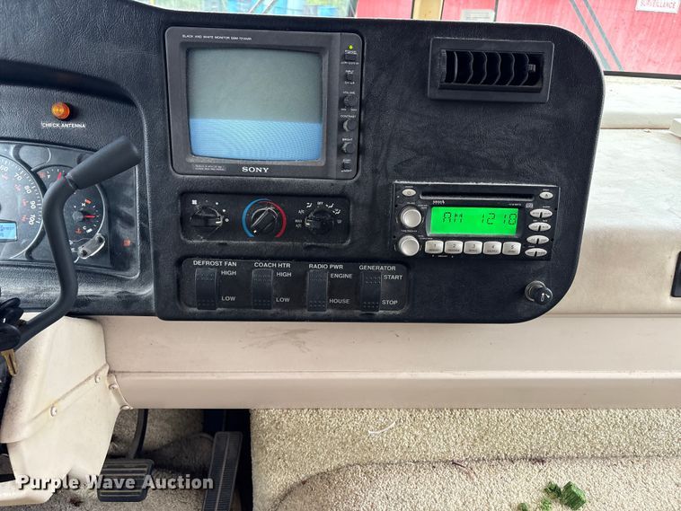 image for item EQ8024 2004 Winnebago Workhorse W22 RV
