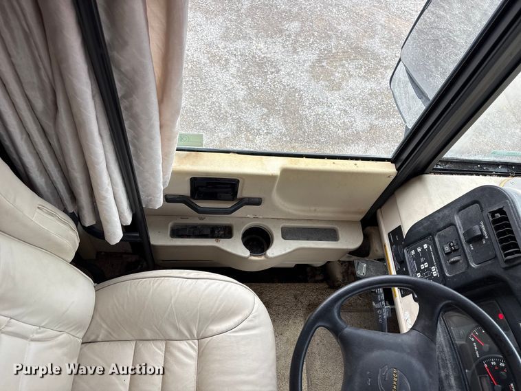 image for item EQ8024 2004 Winnebago Workhorse W22 RV