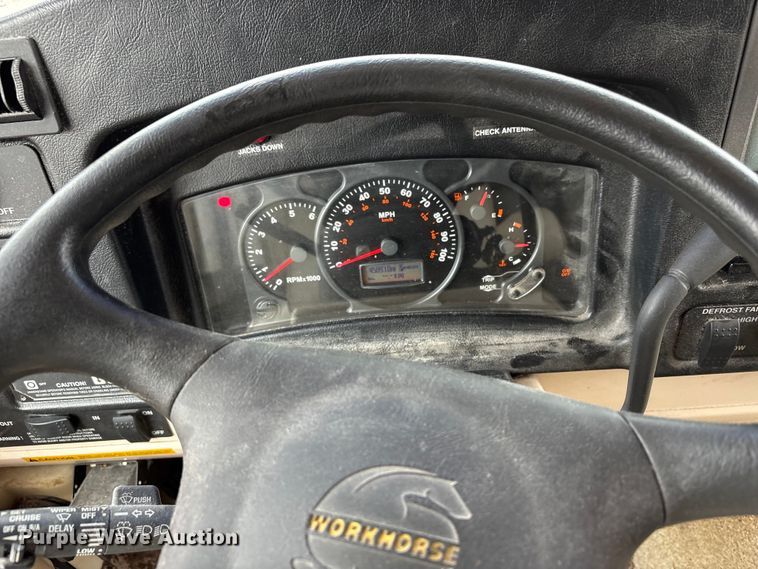 image for item EQ8024 2004 Winnebago Workhorse W22 RV