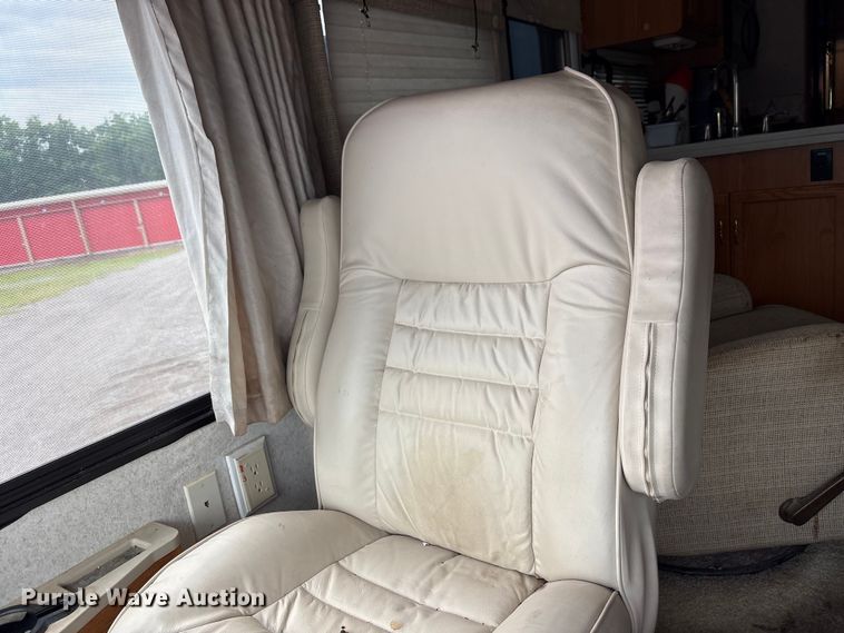 image for item EQ8024 2004 Winnebago Workhorse W22 RV