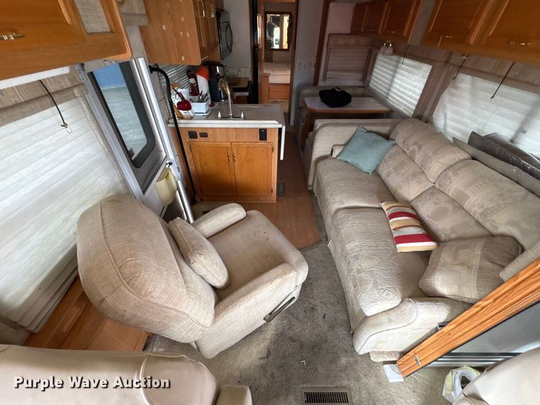 image for item EQ8024 2004 Winnebago Workhorse W22 RV