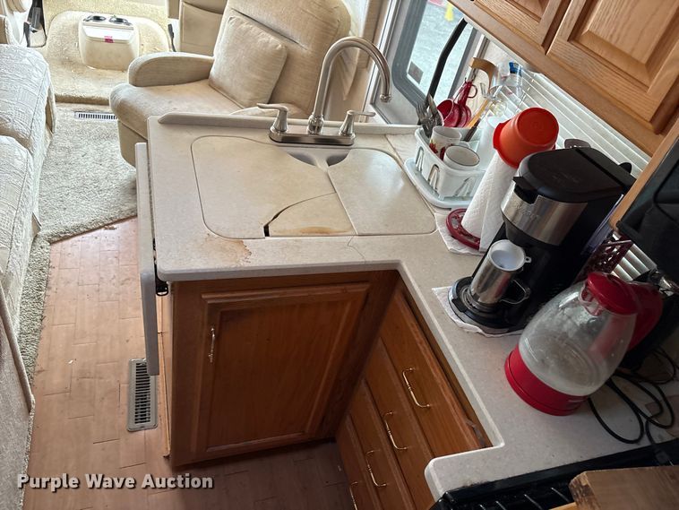 image for item EQ8024 2004 Winnebago Workhorse W22 RV