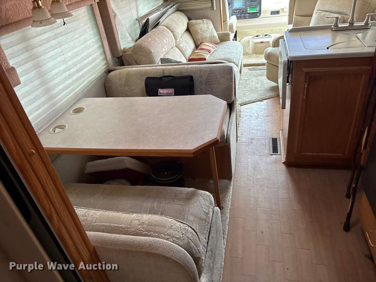 image for item EQ8024 2004 Winnebago Workhorse W22 RV