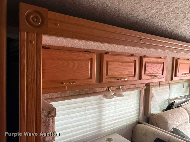 image for item EQ8024 2004 Winnebago Workhorse W22 RV