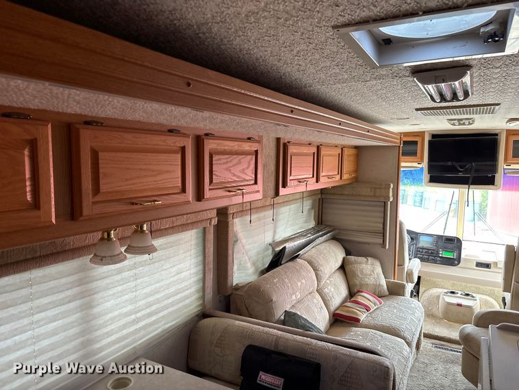 image for item EQ8024 2004 Winnebago Workhorse W22 RV
