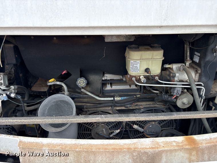 image for item EQ8024 2004 Winnebago Workhorse W22 RV