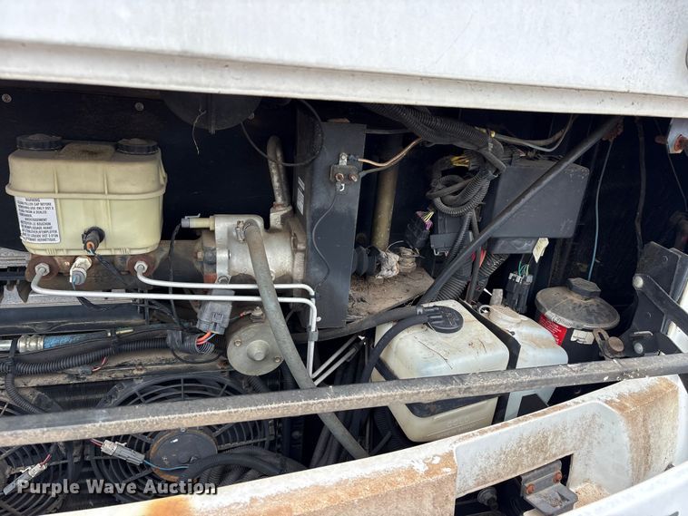 image for item EQ8024 2004 Winnebago Workhorse W22 RV