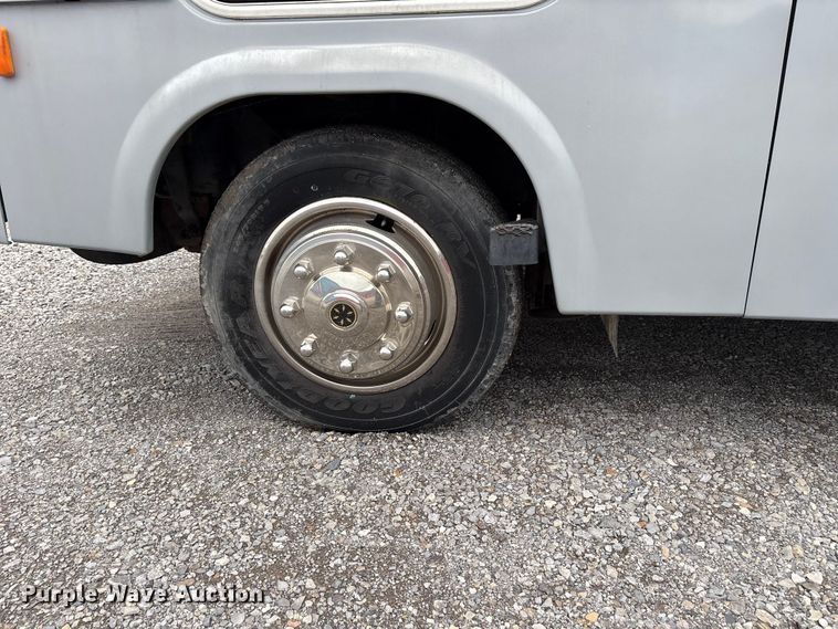 image for item EQ8024 2004 Winnebago Workhorse W22 RV