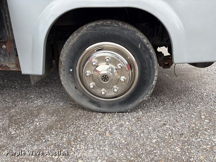 image for item EQ8024 2004 Winnebago Workhorse W22 RV