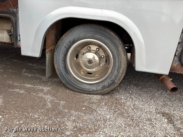 image for item EQ8024 2004 Winnebago Workhorse W22 RV