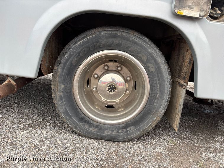 image for item EQ8024 2004 Winnebago Workhorse W22 RV