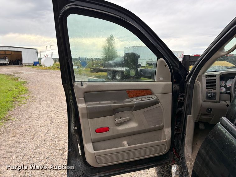 image for item EQ8039 2006 Dodge Ram 3500 Ext. Cab flatbed pickup truck