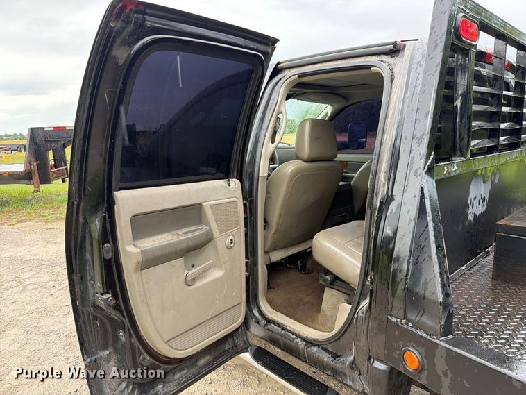 image for item EQ8039 2006 Dodge Ram 3500 Ext. Cab flatbed pickup truck