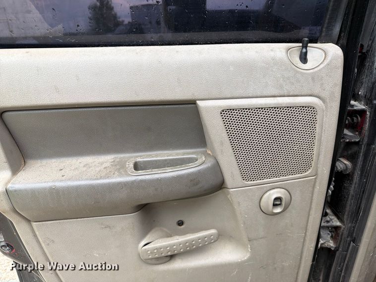 image for item EQ8039 2006 Dodge Ram 3500 Ext. Cab flatbed pickup truck