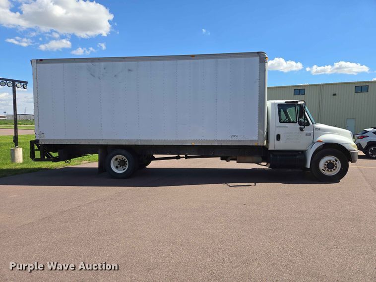 image for item ER1698 2003 International 4300 box truck