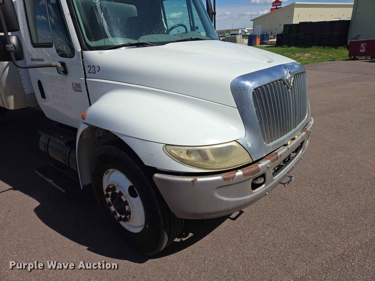 image for item ER1698 2003 International 4300 box truck