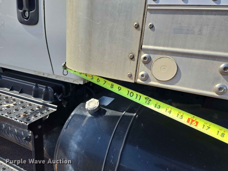 image for item ER1698 2003 International 4300 box truck