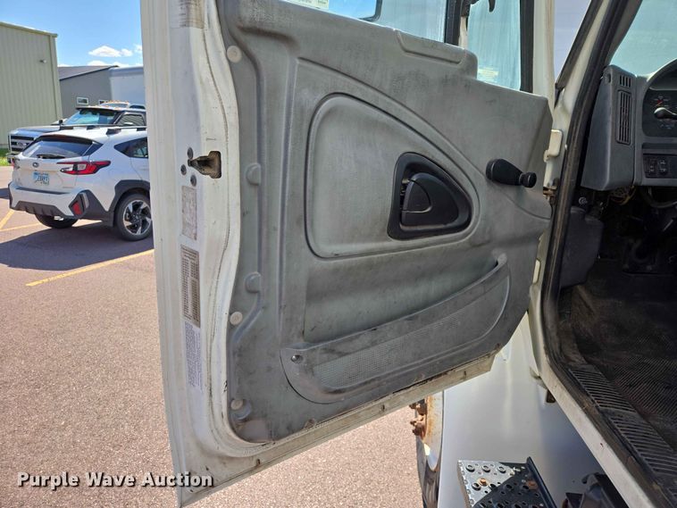 image for item ER1698 2003 International 4300 box truck