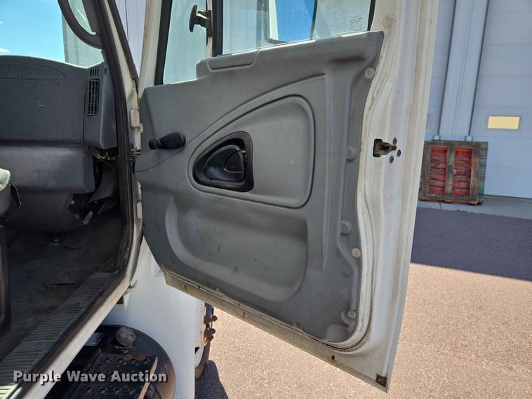 image for item ER1698 2003 International 4300 box truck