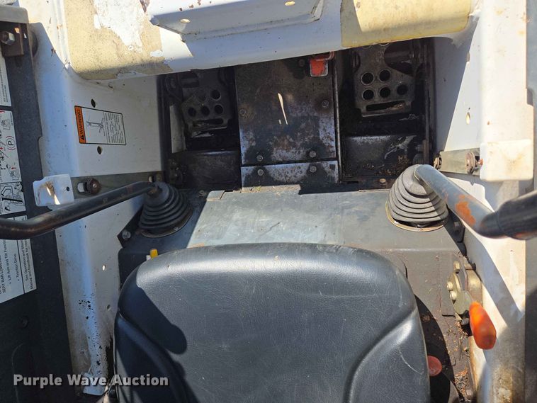 image for item ER1730 1997 Bobcat 553 skid steer loader