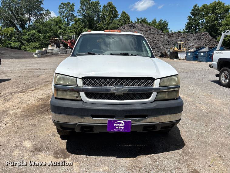 image for item ER3040 2004 Chevrolet Silverado 3500 Ext. Cab flatbed pickup truck