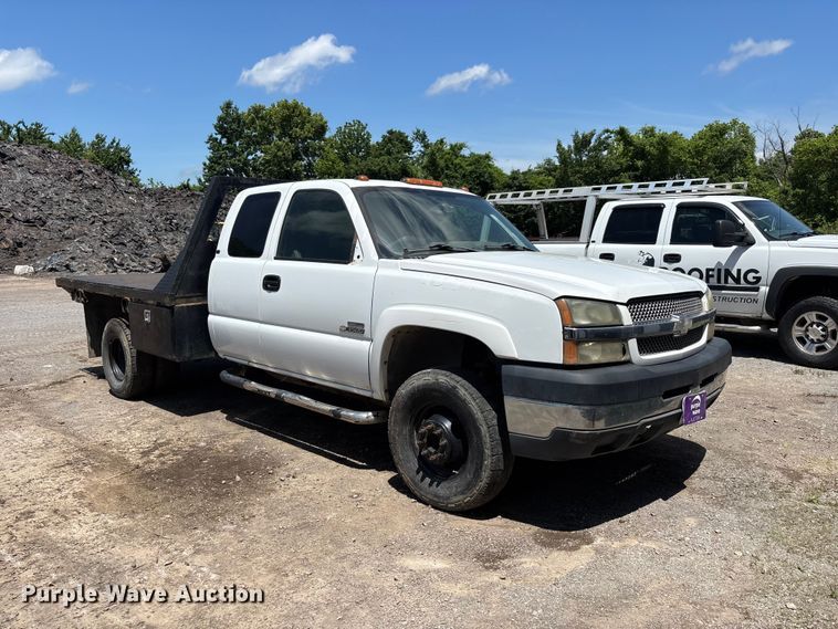 image for item ER3040 2004 Chevrolet Silverado 3500 Ext. Cab flatbed pickup truck