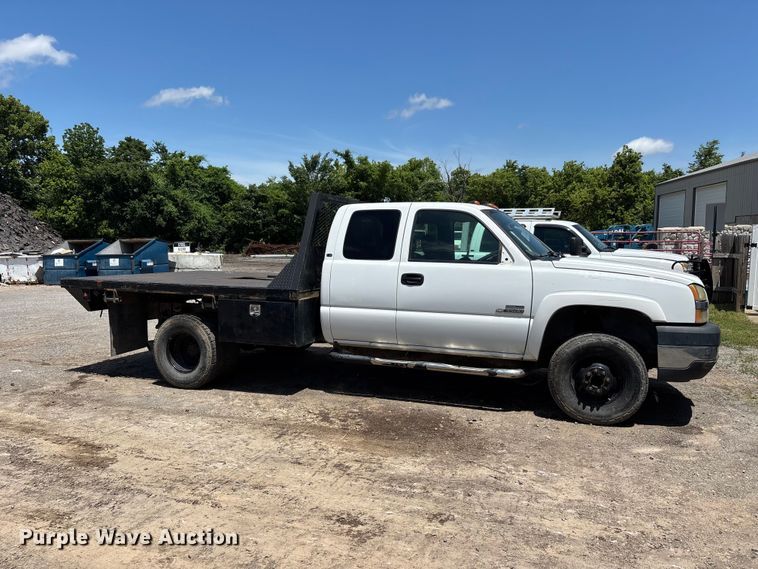 image for item ER3040 2004 Chevrolet Silverado 3500 Ext. Cab flatbed pickup truck