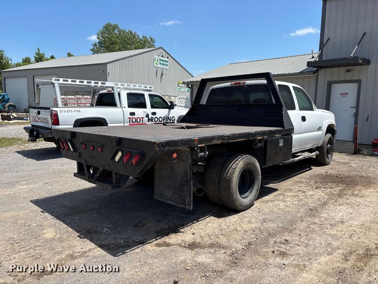 image for item ER3040 2004 Chevrolet Silverado 3500 Ext. Cab flatbed pickup truck