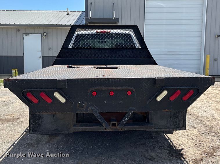 image for item ER3040 2004 Chevrolet Silverado 3500 Ext. Cab flatbed pickup truck