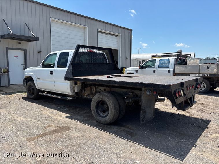 image for item ER3040 2004 Chevrolet Silverado 3500 Ext. Cab flatbed pickup truck