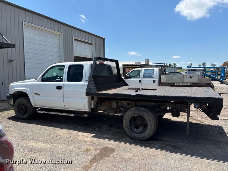 image for item ER3040 2004 Chevrolet Silverado 3500 Ext. Cab flatbed pickup truck