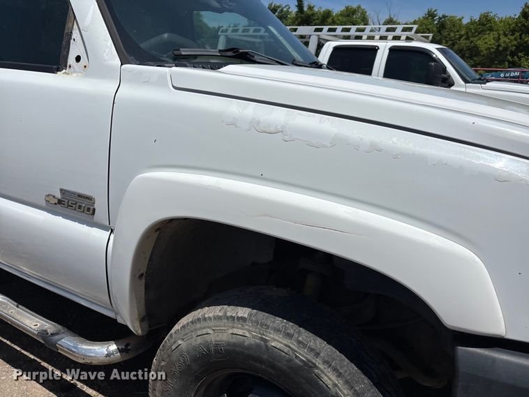 image for item ER3040 2004 Chevrolet Silverado 3500 Ext. Cab flatbed pickup truck
