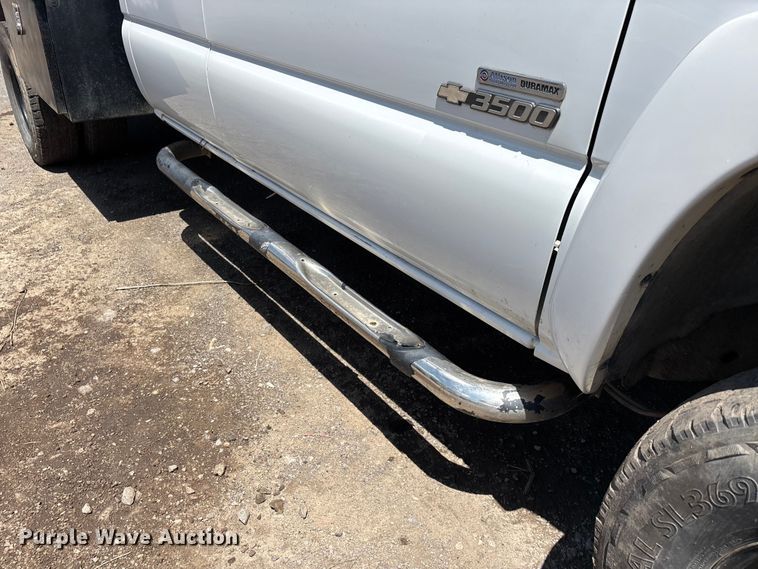 image for item ER3040 2004 Chevrolet Silverado 3500 Ext. Cab flatbed pickup truck