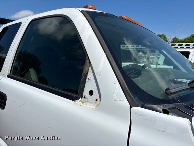 image for item ER3040 2004 Chevrolet Silverado 3500 Ext. Cab flatbed pickup truck