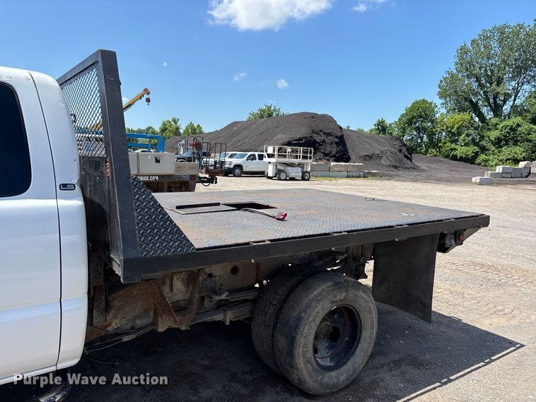 image for item ER3040 2004 Chevrolet Silverado 3500 Ext. Cab flatbed pickup truck