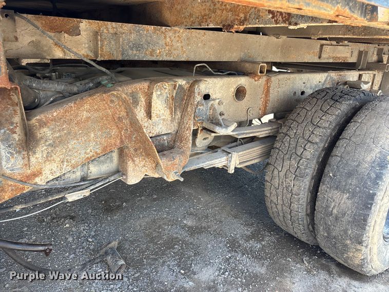 image for item ER3040 2004 Chevrolet Silverado 3500 Ext. Cab flatbed pickup truck