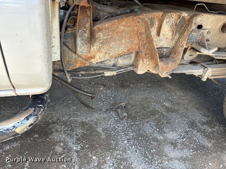 image for item ER3040 2004 Chevrolet Silverado 3500 Ext. Cab flatbed pickup truck