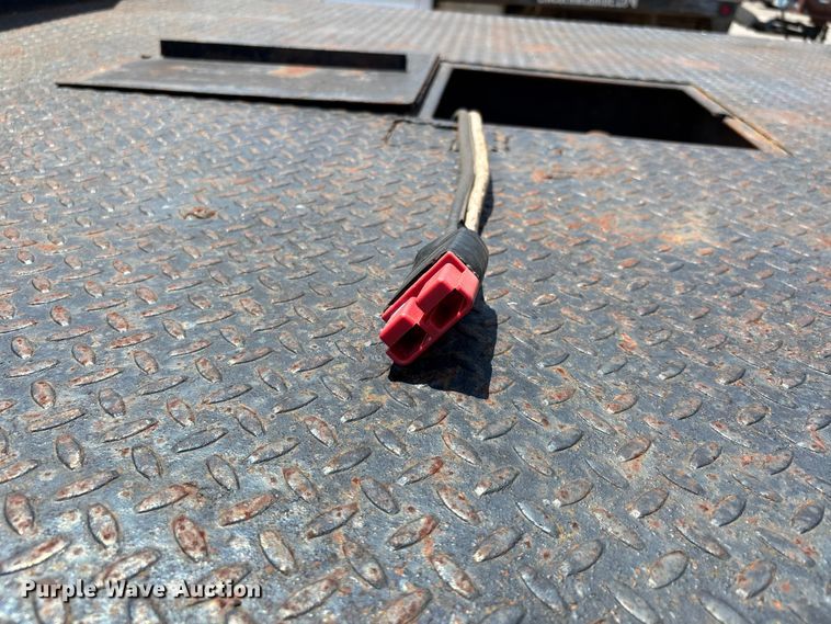 image for item ER3040 2004 Chevrolet Silverado 3500 Ext. Cab flatbed pickup truck