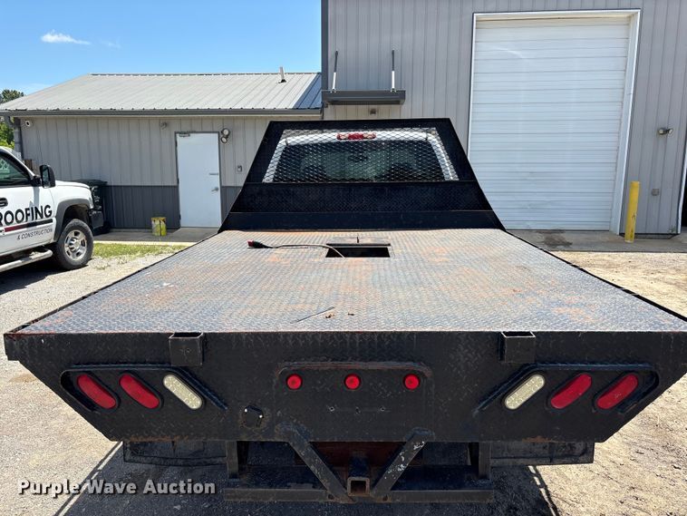 image for item ER3040 2004 Chevrolet Silverado 3500 Ext. Cab flatbed pickup truck