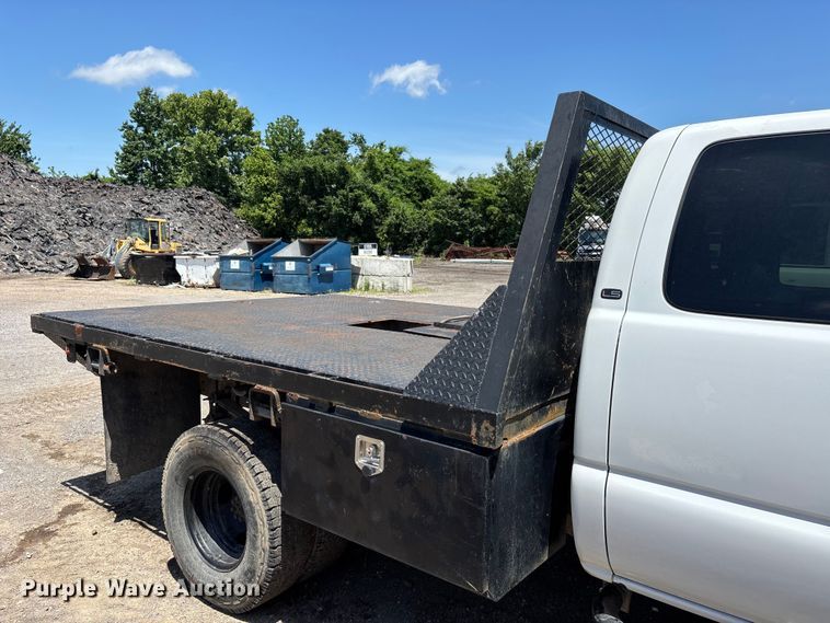 image for item ER3040 2004 Chevrolet Silverado 3500 Ext. Cab flatbed pickup truck