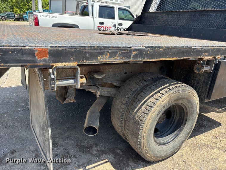 image for item ER3040 2004 Chevrolet Silverado 3500 Ext. Cab flatbed pickup truck